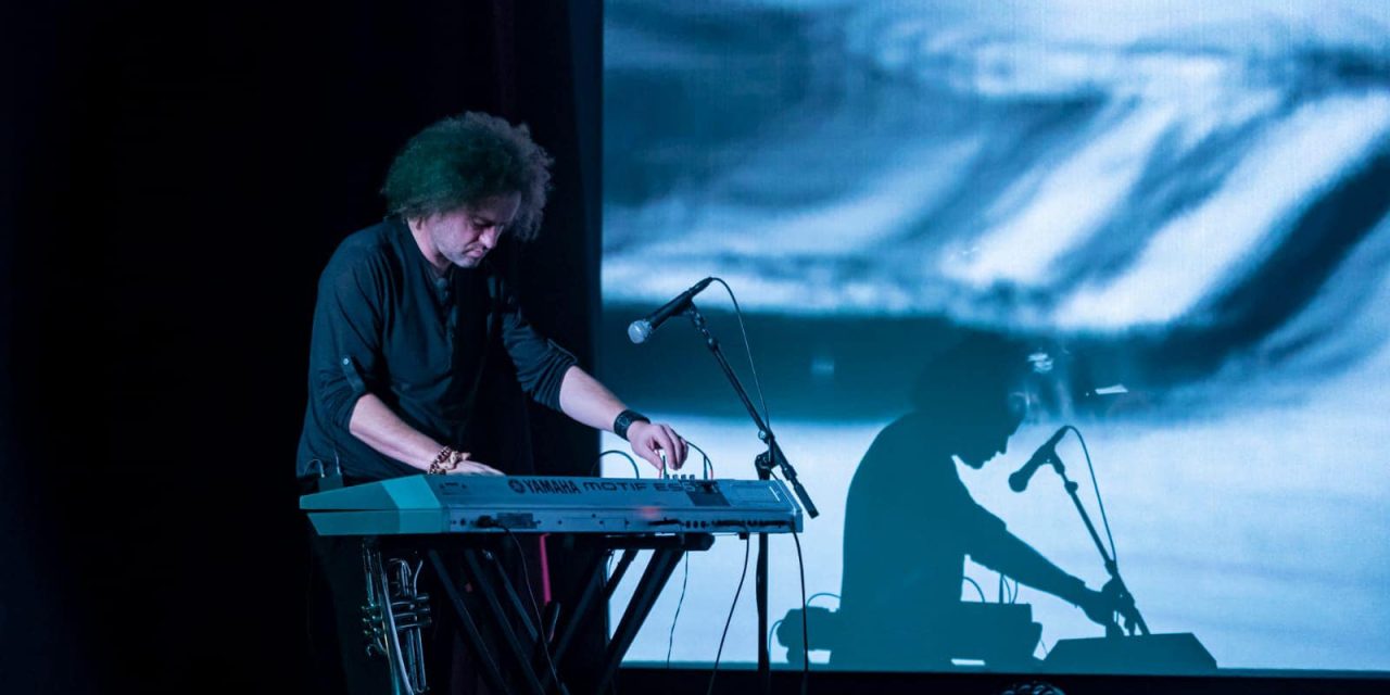 „Revoluția Nevăzută”, un cine-concert creat pe timpanul memoriei, acolo unde sunetul așterne imagini